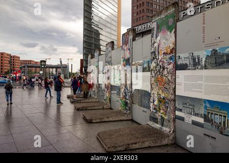 BERLIN, DEUTSCHLAND - 6. AUGUST 2016: Reste der Berliner Mauer im Kalten Krieg in Deutschland mit Besuchern Stockfoto