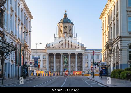 7. Juni 2024: Die Statue des Gottfried von Bouillon und die Kirche St. James auf Coudenberg am Place Royale oder Koningsplein, eine historische neoklassische squa Stockfoto