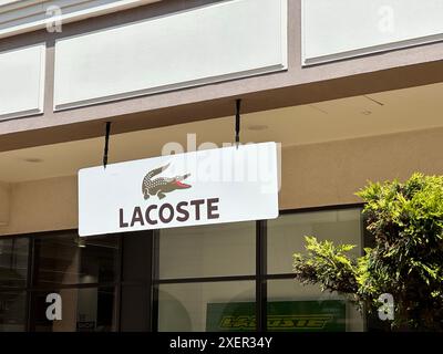 Belgrad, Serbien - 16. Juni 2024: Lacoste Storefront Logo und Schilder mit ikonischem Krokodil-Emblem, das Luxus und Mode symbolisiert Stockfoto