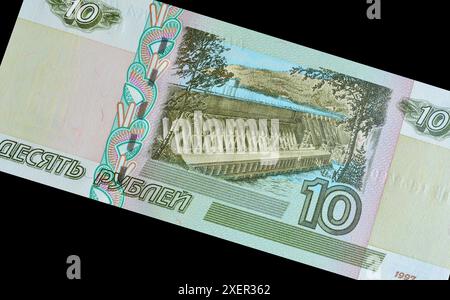 10-Rubel-Banknote, gedruckt von Russland, die den Wasserkraftdamm in Krasnojarsk zeigt Stockfoto