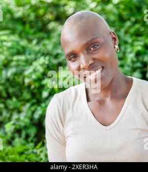 Portrait afroamerikanerin allein, rasierter Kopf, Glatze, draußen Stockfoto