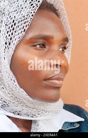 Profil einer jungen afrikanerin mit Kopftuch im Freien, Jeansjacke Stockfoto