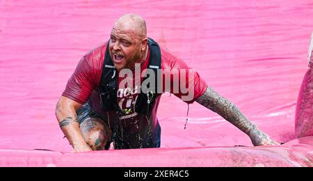 Brighton UK 29 Juni 2024 - Tausende nehmen an einem warmen sonnigen Tag im Stanmer Park Brighton am Cancer Research UK Pretty Muddy Race for Life Teil. Teilnehmer, die von Krebs berührt wurden, finden ihren Weg um den hübschen Muddy Hindernislauf, der etwas mehr als 3 Meilen entfernt ist und hilft, Tausende von Pfund für Cancer Research UK zu sammeln: Credit Simon Dack / Alamy Live News Stockfoto