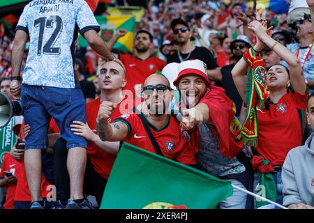 Portugiesische Fans beim Spiel der UEFA Euro 2024 zwischen den Nationalmannschaften der Türkei und Portugal im Signal Iduna Park in Dortmund (Maciej Rogowsk) Stockfoto