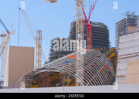 Abu Dhabi, VAE - 26. Juni 2024: Die futuristischen Bauformen des Guggenheim Museums werden im Kulturviertel auf Saadiyat Island gebaut. Stockfoto