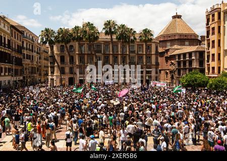 MALAGA, 29. JUNI 2024 - Protest gegen den Mangel an erschwinglichen housig aufgrund von Immobilienspekulationen, die zumindest teilweise durch den Massentourismus in Málaga verursacht wurden; Spanien /// Los malageños salen a la calle a protestar contra el precio inasequible de la vivienda debido a la especulación inmobiliaria provocada por el turismo de masas. MÁLAGA, ESPAÑA, 29 DE JUNIO 2024 Stockfoto