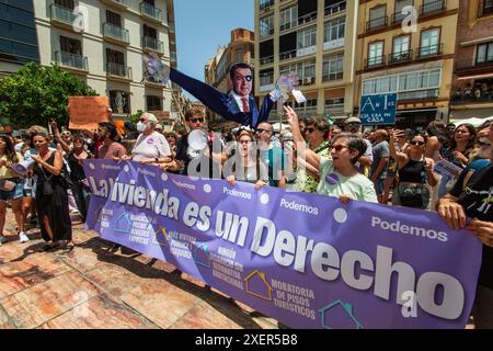 MALAGA, 29. JUNI 2024 - Protest gegen den Mangel an erschwinglichen housig aufgrund von Immobilienspekulationen, die zumindest teilweise durch den Massentourismus in Málaga verursacht wurden; Spanien /// Los malageños salen a la calle a protestar contra el precio inasequible de la vivienda debido a la especulación inmobiliaria provocada por el turismo de masas. MÁLAGA, ESPAÑA, 29 DE JUNIO 2024 Stockfoto