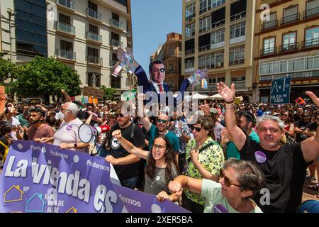 MALAGA, 29. JUNI 2024 - Protest gegen den Mangel an erschwinglichen housig aufgrund von Immobilienspekulationen, die zumindest teilweise durch den Massentourismus in Málaga verursacht wurden; Spanien /// Los malageños salen a la calle a protestar contra el precio inasequible de la vivienda debido a la especulación inmobiliaria provocada por el turismo de masas. MÁLAGA, ESPAÑA, 29 DE JUNIO 2024 Stockfoto