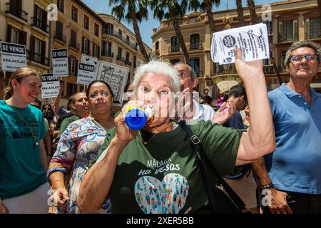 MALAGA, 29. JUNI 2024 - Protest gegen den Mangel an erschwinglichen housig aufgrund von Immobilienspekulationen, die zumindest teilweise durch den Massentourismus in Málaga verursacht wurden; Spanien /// Los malageños salen a la calle a protestar contra el precio inasequible de la vivienda debido a la especulación inmobiliaria provocada por el turismo de masas. MÁLAGA, ESPAÑA, 29 DE JUNIO 2024 Stockfoto