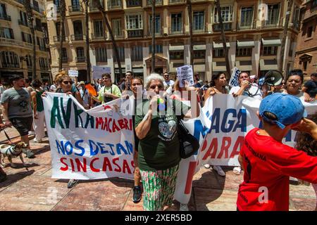 MALAGA, 29. JUNI 2024 - Protest gegen den Mangel an erschwinglichen housig aufgrund von Immobilienspekulationen, die zumindest teilweise durch den Massentourismus in Málaga verursacht wurden; Spanien /// Los malageños salen a la calle a protestar contra el precio inasequible de la vivienda debido a la especulación inmobiliaria provocada por el turismo de masas. MÁLAGA, ESPAÑA, 29 DE JUNIO 2024 Stockfoto