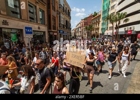 MALAGA, 29. JUNI 2024 - Protest gegen den Mangel an erschwinglichen housig aufgrund von Immobilienspekulationen, die zumindest teilweise durch den Massentourismus in Málaga verursacht wurden; Spanien /// Los malageños salen a la calle a protestar contra el precio inasequible de la vivienda debido a la especulación inmobiliaria provocada por el turismo de masas. MÁLAGA, ESPAÑA, 29 DE JUNIO 2024 Stockfoto