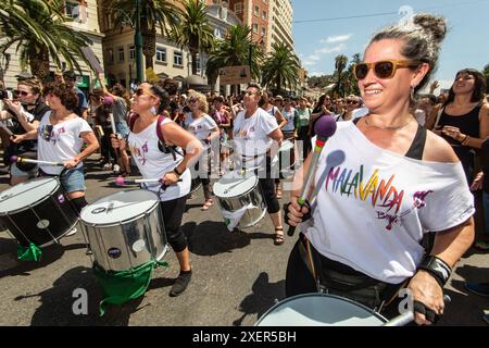 MALAGA, 29. JUNI 2024 - Protest gegen den Mangel an erschwinglichen housig aufgrund von Immobilienspekulationen, die zumindest teilweise durch den Massentourismus in Málaga verursacht wurden; Spanien /// Los malageños salen a la calle a protestar contra el precio inasequible de la vivienda debido a la especulación inmobiliaria provocada por el turismo de masas. MÁLAGA, ESPAÑA, 29 DE JUNIO 2024 Stockfoto