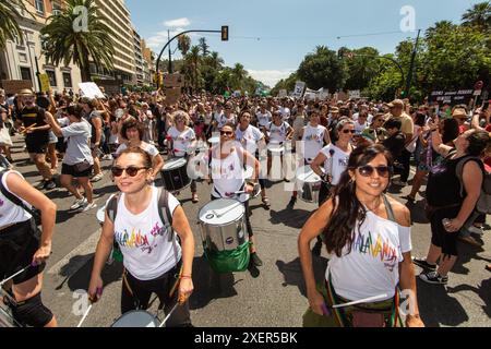 MALAGA, 29. JUNI 2024 - Protest gegen den Mangel an erschwinglichen housig aufgrund von Immobilienspekulationen, die zumindest teilweise durch den Massentourismus in Málaga verursacht wurden; Spanien /// Los malageños salen a la calle a protestar contra el precio inasequible de la vivienda debido a la especulación inmobiliaria provocada por el turismo de masas. MÁLAGA, ESPAÑA, 29 DE JUNIO 2024 Stockfoto