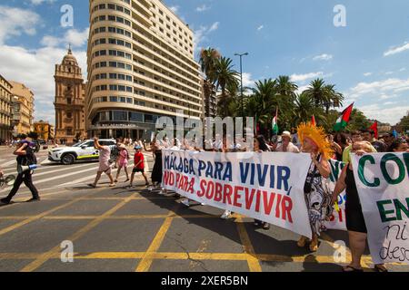 MALAGA, 29. JUNI 2024 - Protest gegen den Mangel an erschwinglichen housig aufgrund von Immobilienspekulationen, die zumindest teilweise durch den Massentourismus in Málaga verursacht wurden; Spanien /// Los malageños salen a la calle a protestar contra el precio inasequible de la vivienda debido a la especulación inmobiliaria provocada por el turismo de masas. MÁLAGA, ESPAÑA, 29 DE JUNIO 2024 Stockfoto