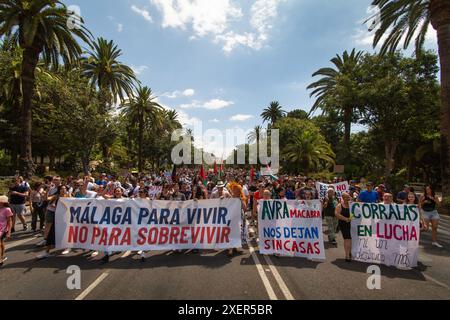 MALAGA, 29. JUNI 2024 - Protest gegen den Mangel an erschwinglichen housig aufgrund von Immobilienspekulationen, die zumindest teilweise durch den Massentourismus in Málaga verursacht wurden; Spanien /// Los malageños salen a la calle a protestar contra el precio inasequible de la vivienda debido a la especulación inmobiliaria provocada por el turismo de masas. MÁLAGA, ESPAÑA, 29 DE JUNIO 2024 Stockfoto