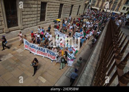 MALAGA, 29. JUNI 2024 - Protest gegen den Mangel an erschwinglichen housig aufgrund von Immobilienspekulationen, die zumindest teilweise durch den Massentourismus in Málaga verursacht wurden; Spanien /// Los malageños salen a la calle a protestar contra el precio inasequible de la vivienda debido a la especulación inmobiliaria provocada por el turismo de masas. MÁLAGA, ESPAÑA, 29 DE JUNIO 2024 Stockfoto