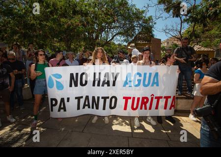 MALAGA, 29. JUNI 2024 - Protest gegen den Mangel an erschwinglichen housig aufgrund von Immobilienspekulationen, die zumindest teilweise durch den Massentourismus in Málaga verursacht wurden; Spanien /// Los malageños salen a la calle a protestar contra el precio inasequible de la vivienda debido a la especulación inmobiliaria provocada por el turismo de masas. MÁLAGA, ESPAÑA, 29 DE JUNIO 2024 Stockfoto