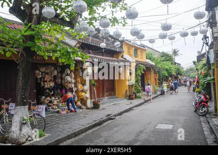 Hoi an, Vietnam - 5. Februar 2024: Kolonialstraßen rund um das antike Viertel Hoi an, Vietnam Stockfoto