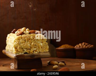 Napoleon geschichteten Kuchen mit Beeren auf einem Holztisch Stockfoto
