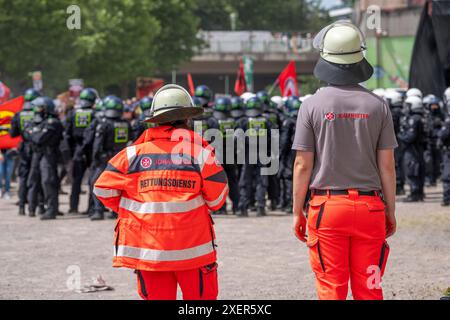 Rettungsdienst der Johanniter Unfallhilfe bei der Demonstration gegen den AFD Parteitag in Essen, NRW, Deutschland, Demo AFD Parteitag *** Johanniter Unfallhilfe Rettungsdienst bei der Demonstration gegen die AFD Parteitag in Essen, NRW, Deutschland, AFD Parteitag Demonstration Stockfoto