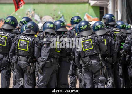 Polizeieinsatz bei der Demonstration gegen den AFD Parteitag in Essen, NRW, Deutschland, Demo AFD Parteitag *** Polizeieinsatz bei der Demonstration gegen den AFD Parteitag in Essen, NRW, Deutschland, AFD Parteitag Demonstration Stockfoto