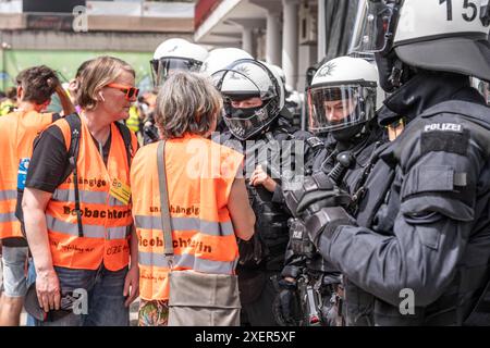 Polizeieinsatz bei der Demonstration gegen den AFD Parteitag in Essen, unabhängige Beobachterinnen, sprechen mit den Beamten, NRW, Deutschland, Demo AFD Parteitag *** Polizeieinsatz bei der Demonstration gegen den AFD Parteitag in Essen, unabhängige Beobachter, Gespräch mit den Beamten, NRW, Deutschland, AFD Parteikonferenz Demonstration Stockfoto