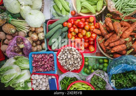 Hoi an, Vietnam - 5. Februar 2024: Verkauf von frischem orientalischem Obst und Gemüse in Hoi an Central Market, Vietnam Stockfoto