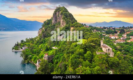 Luftaufnahme der Rocca von Calde und des Lago Maggiore im Hintergrund während Sonnenuntergang, am Sommertag, Castelveccana, Italien Stockfoto