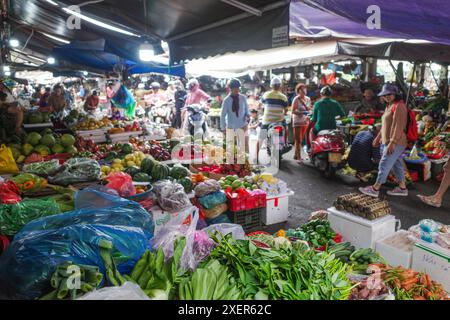 Hoi an, Vietnam - 5. Februar 2024: Verkauf von frischem orientalischem Obst und Gemüse in Hoi an Central Market, Vietnam Stockfoto