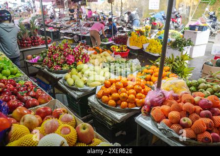 Hoi an, Vietnam - 5. Februar 2024: Verkauf von frischem orientalischem Obst und Gemüse in Hoi an Central Market, Vietnam Stockfoto