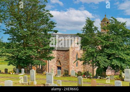 Kinneff Old Kirk oder Church Aberdeenshire Schottlands blauer Himmel über dem Gebäude und Friedhof im Frühsommer Stockfoto