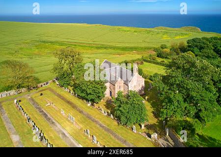 Kinneff Old Kirk oder Church Aberdeenshire Schottland Gebäude außen und Friedhof im Frühsommer Stockfoto
