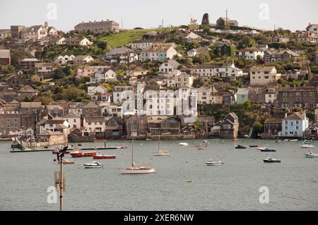 Blick auf Polruan von Fowey, Cornwall, Großbritannien. Polruan (kornisch: Porthruwan) ist ein Küstenort in der Gemeinde Lanteglos-by-Fowey in Cornwall, England Stockfoto