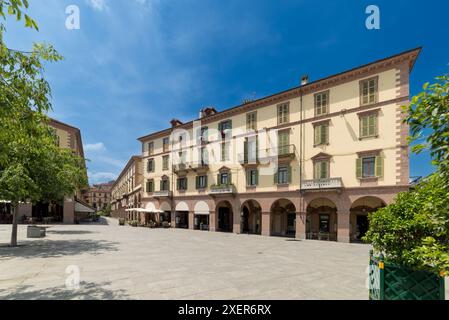 Saluzzo, Italien - 06. Juni 2024: Piazza Cavour und Via Silvio Pellico mit alten Gebäuden mit Arkaden Stockfoto