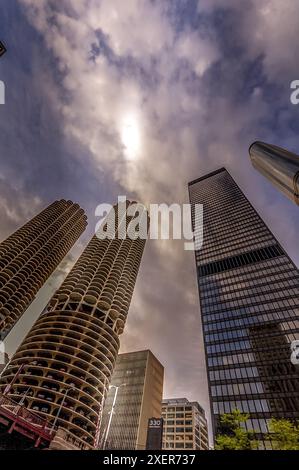 Wolkenkratzer und Marina City Towers in Chicago, Illinois, unter einem dramatischen Himmel Stockfoto