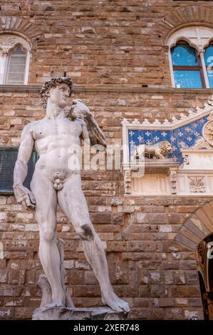 Blick auf die Nachbildung von Michelangelos David auf der Piazza della Signoria, Florenz, Italien, vor dem Palazzo Vecchio, einem Symbol der Renaissance A Stockfoto