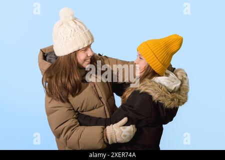 Zwei Mädchen, die 10-12 Jahre alt sind, sind glücklich, sich zu treffen. Winterkleidung. Das lang erwartete Treffen von Freunden. Winter Stockfoto