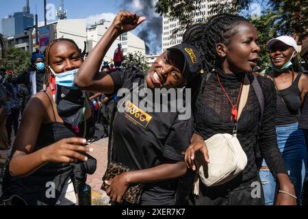 Nairobi, Kenia. Juni 2024. Demonstranten fordern Präsident William Ruto zum Rücktritt während des Reject Finance Bill in Nairobi auf. Tausende Kenianer versammelten sich am 25. Juni 2024 vor dem Parlamentsgebäude in Nairobi, um gegen das ausstehende Finance Bill 2024 zu protestieren. Die kenianischen Strafverfolgungsbehörden schossen Tränengas und Munition in die Menge, mit unbestätigten Berichten von mehreren Toten. Die Demonstranten forderten die Mitglieder des kenianischen Parlaments auf, die anhängigen Rechtsvorschriften abzulehnen, die die Steuern in der gesamten Wirtschaft des Landes erhöhen würden. Quelle: SOPA Images Limited/Alamy Live News Stockfoto