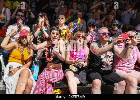 London, Großbritannien. Juni 2024. Teilnehmer und Zuschauer haben Spaß auf der Strecke bei der Pride in London 2024 Parade. Die Parade verläuft vom Hype Park entlang Piccadilly nach Whitehall und eine Party am Trafalgar Square. Sie zelebriert Vielfalt und die LGBT-Community. Quelle: Imageplotter/Alamy Live News Stockfoto