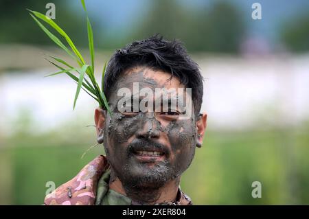 29. Juni 2024: Ein nepalesisches Männergesicht, das am 29. Juni 2024 während des National Paddy Day in Tokha in Kathmandu, der Hauptstadt Nepals, mit Schlammlachen bedeckt ist. Nepalesische Menschen nehmen an der Reisplantage Teil, tanzen und spielen mit schlammigem Wasser während des Festivals, das laut nepalesischem Kalender auf „Asar 15“ fällt. (Kreditbild: © Sunil Sharma/ZUMA Press Wire) NUR REDAKTIONELLE VERWENDUNG! Nicht für kommerzielle ZWECKE! Stockfoto