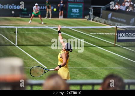 Bad Homburg, Hessen, Deutschland. Juni 2024. Diana Shnaider servieren während der BAD HOMBURG OPEN präsentiert von SOLARWATTT- WTA500 - Womens Tennis (Credit Image: © Mathias Schulz/ZUMA Press Wire) NUR REDAKTIONELLE VERWENDUNG! Nicht für kommerzielle ZWECKE! Stockfoto