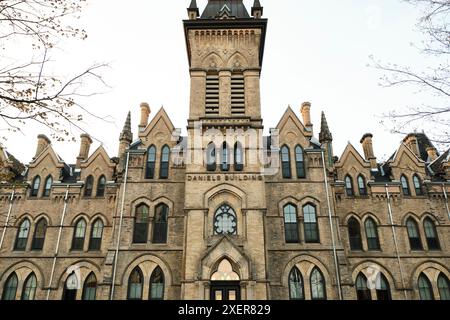 Ein Gebäude der University of Toronto, das Daniels Building genannt wird. U of T-Gebäude haben historische Architektur, die sich in der Innenstadt von Toronto verbreitet. Stockfoto