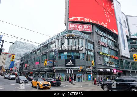 Die Kreuzung Yonge und Dundas, auch bekannt als Dundas Square, ist ein lebendiger und schöner Touristenort in der Innenstadt von Toronto. Überall sind Schilder und Neonlichter. Stockfoto