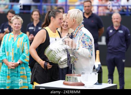 Daria Kasatkina erhält die Trophäe von Martina Navratilova nach dem Sieg gegen Leylah Fernandez nach dem Women's Final am 8. Tag der Rothesay International im Devonshire Park, Eastbourne. Bilddatum: Samstag, 29. Juni 2024. Stockfoto