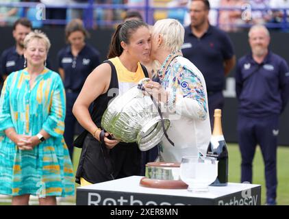 Daria Kasatkina erhält die Trophäe von Martina Navratilova nach dem Sieg gegen Leylah Fernandez nach dem Women's Final am 8. Tag der Rothesay International im Devonshire Park, Eastbourne. Bilddatum: Samstag, 29. Juni 2024. Stockfoto