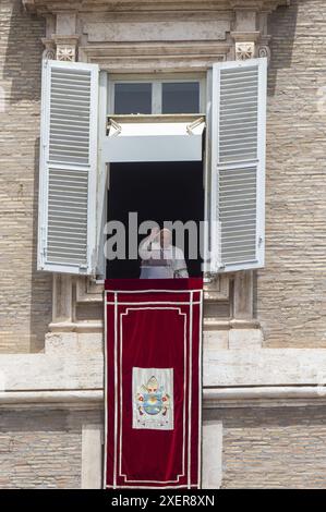 Italien, Rom, Vatikan, 2024/6/29. Papst Franziskus übergibt den Gläubigen während des Angelusgebet auf dem Petersplatz im Vatikan seinen Segen. Foto von ALESSIA GIULIANI/Catholic Press Photo Stockfoto