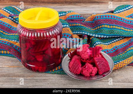 Eingelegte Rüben und Blumenkohl. Eingelegter Blumenkohl mit Rüben, um die rosa Farbe zu verleihen. Gemüse in Dosen (marinierter Kohl mit Roter Bete). Stockfoto