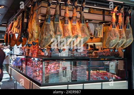 Auf dem Knochen, der serrano-Schinken hängt am Marktplatz Stockfoto