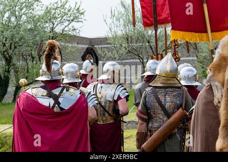 Römische Legionäre marschieren in voller Rüstung, angeordnet in Formation Stockfoto