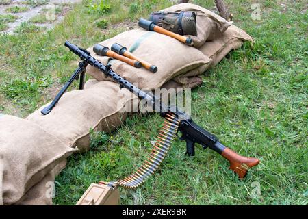 Deutsche MG 34 Maschinengewehre und Handgranaten neben Sandsäcken Stockfoto